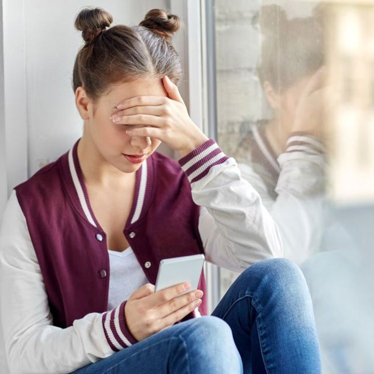 Meisje In Raam Met Foto